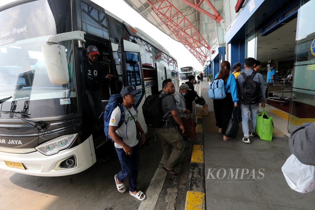 Penumpang turun dari bus antar kota di Terminal Terpadu Pulogebang, Jakarta (26/4/2023) pada hari keempat setelah Lebaran. Dinas Dukcapil DKI Jakarta memprediksi akan ada 40.000 pendatang di Jakarta setelah Lebaran 2023 ini. Sejauh ini kota besar masih dilirik sebagai magnet bagi para pendatang dari luar kota. 