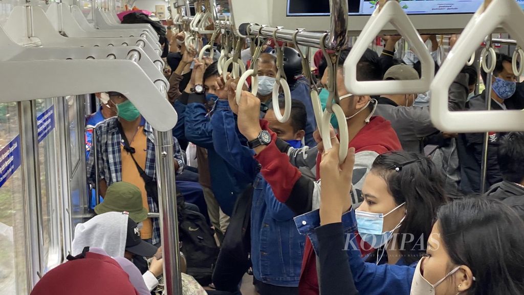 Masyarakat memanfaatkan layanan KRL Commuter Line Maja-Tanah Abang, Kamis (24/12/2020). 
