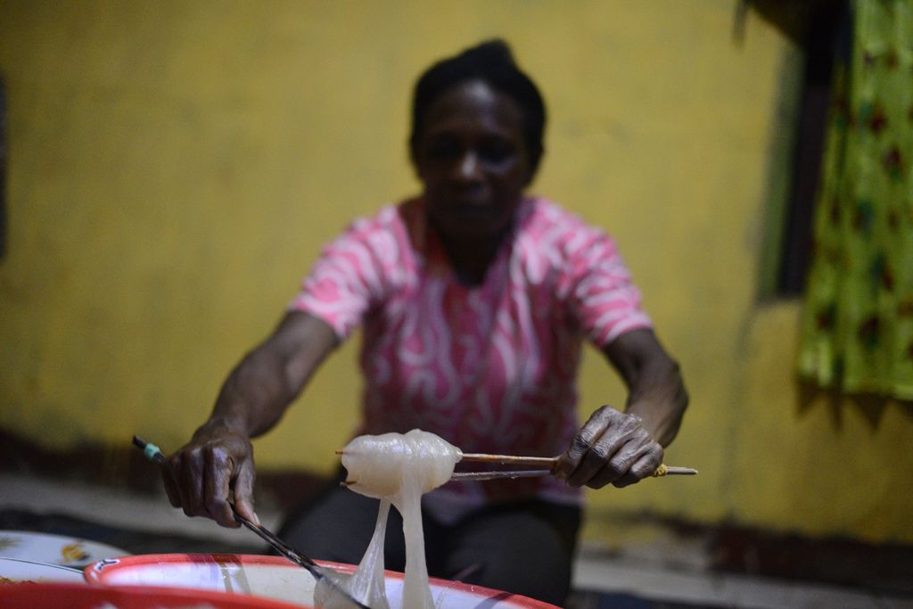 Warga bersiap menyantap hidangan papeda dari bahan sagu di Kampung Sira, Sorong Selatan, Papua Barat, Selasa (8/6/2021). 
