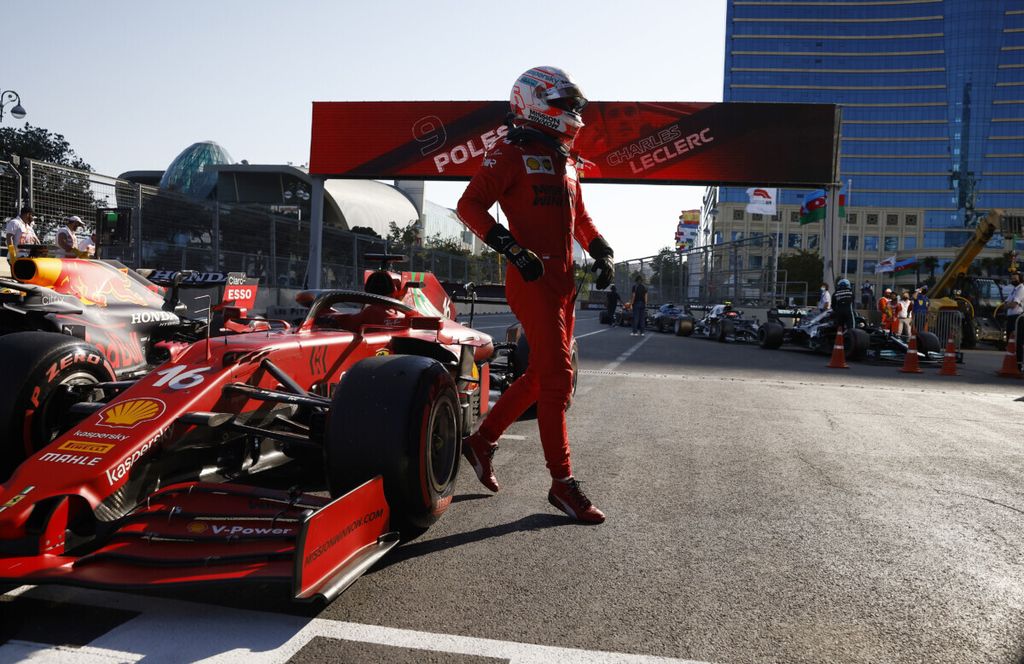 Pebalap Ferrari Charles Leclerc keluar dari mobilnya usai meraih posisi terdepan pada kualifikasi Grand Prix Formula 1 Azerbaijan di Sirkuit Baku, Azerbaijan. Desain mobil Ferrari F1-75 yang akan digunakan pada musim 2022 dinilai paling berani dan radikal. 