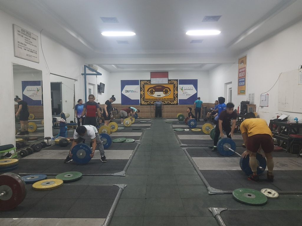 Suasana pemusatan latihan nasional tim angkat besi Indonesia di Mess Kwini, Jakarta, Senin (28/11/2022). Latihan ini fokus untuk menghadapi kualifikasi Olimpiade Paris 2024 di Kolombia pada Desember 2022.