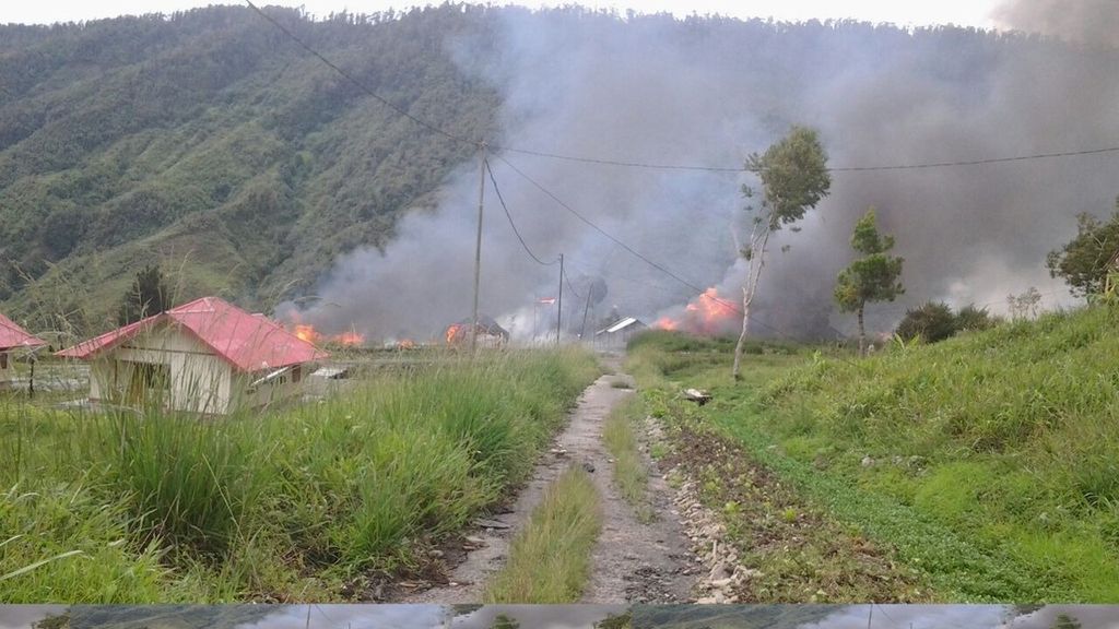 Belasan rumah warga yang dibakar massa dalam konflik di Puncak Jaya, Sabtu (29/7).