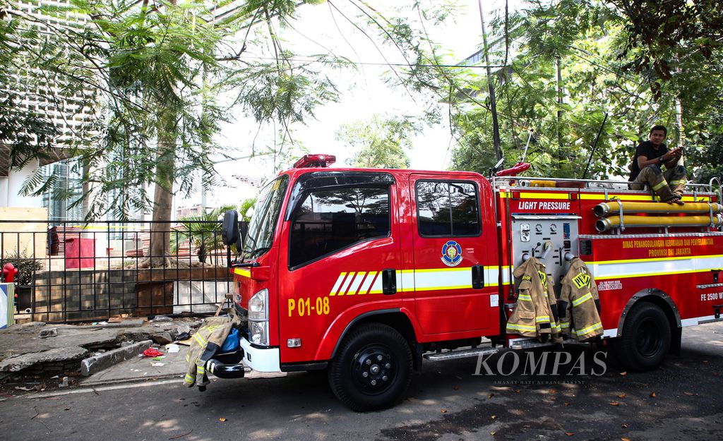 Satu unit mobil pemadam kebakaran disiagakan pascakebakaran Gedung A, Museum Nasional, Jakarta, Minggu (17/09/2023). 
