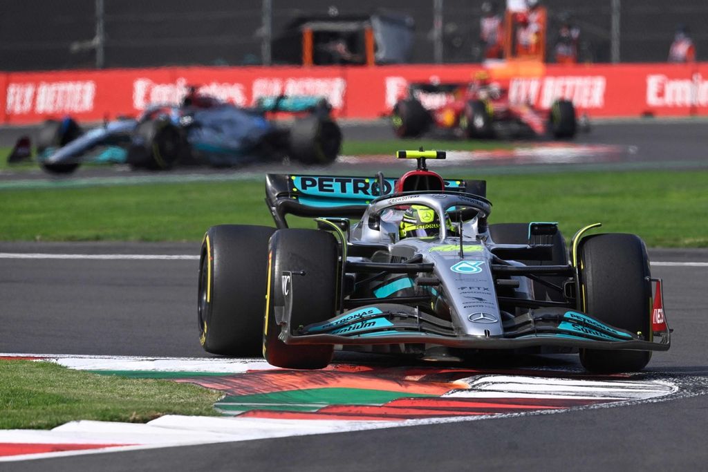 Pebaalp tim Mercedes driver Lewis Hamilton memacu mobilnya dalam balap mobil F1 seri Meksiko di Sirkuit Hermanos Rodriguez, Mexico CIty, Minggu (30/10/2022). 