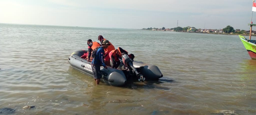 Tim SAR Gabungan menyisir perairan Dadap, Kabupaten Indramayu, Jawa Barat, untuk mencari nelayan yang tenggelam, Jumat (10/6/2022). Dua nelayan ditemukan tewas tenggalam di perairan Dadap.