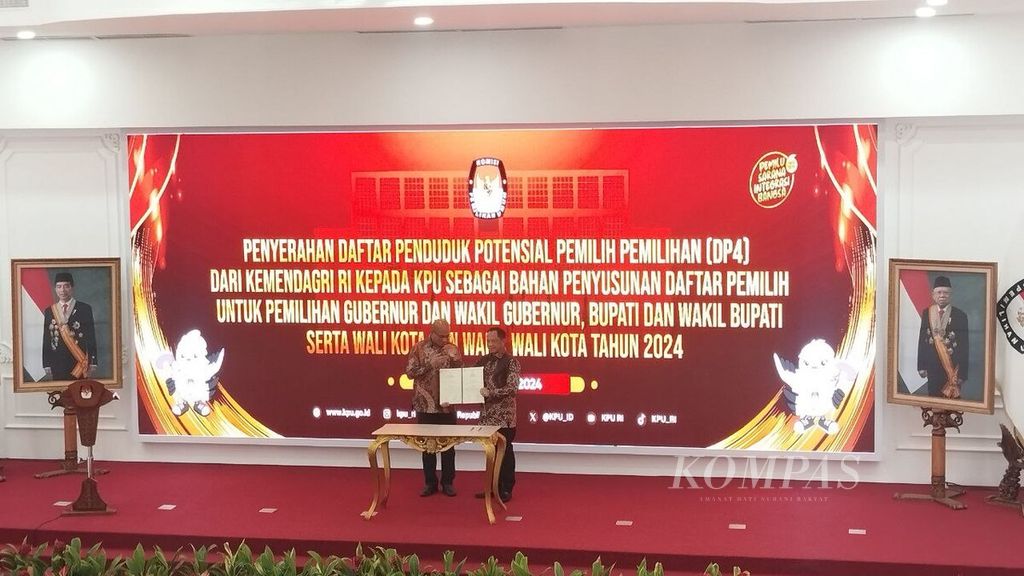 Menteri Dalam Negeri Tito Karnavian (kanan) menyerahkan Data Penduduk Potensial Pemilih Pemilu (DP4) Pilkada 2024 kepada Komisi Pemilihan Umum (KPU) di Kantor KPU, Jakarta, Kamis (2/5/2024). 