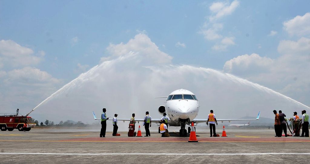 Penyambutan terhadap pesawat baru Garuda Indonesia Bombardier seri CRJ1000 NextGen yang mendarat di Bandara Sultan Hasanuddin Makassar, Sulawesi Selatan, Jumat (12/10/2012).