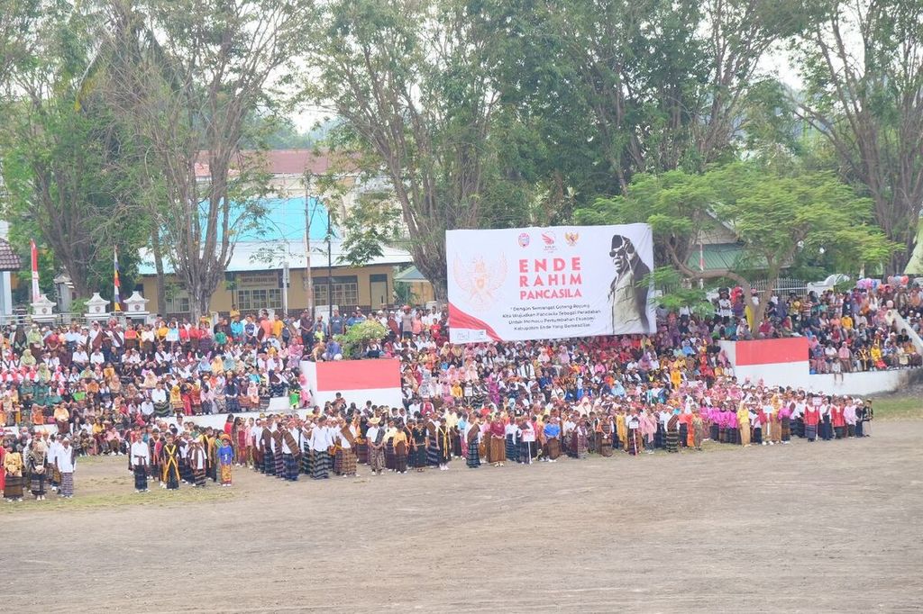 Masyarakat Kabupaten Ende, Nusa Tenggara Timur, mengikuti upacara bendera peringatan Hari Lahir Pancasila di Lapangan Pancasila, Ende, Kamis (1/6/2023).