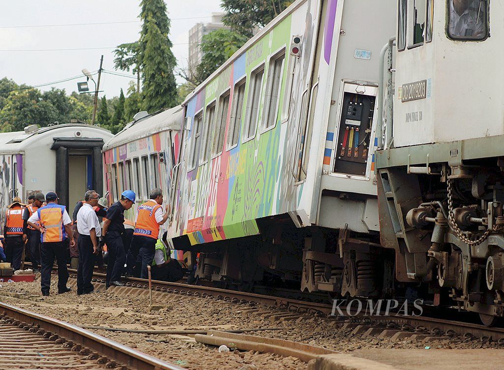 Tiga kereta  KA Argo Parahyangan rute Jakarta-Bandung anjlok saat memasuki Stasiun Bandung, Jawa Barat, Rabu (24/1). Rangkaian kereta tersebut membawa 475 penumpang. Tidak ada korban luka dalam kejadian itu.