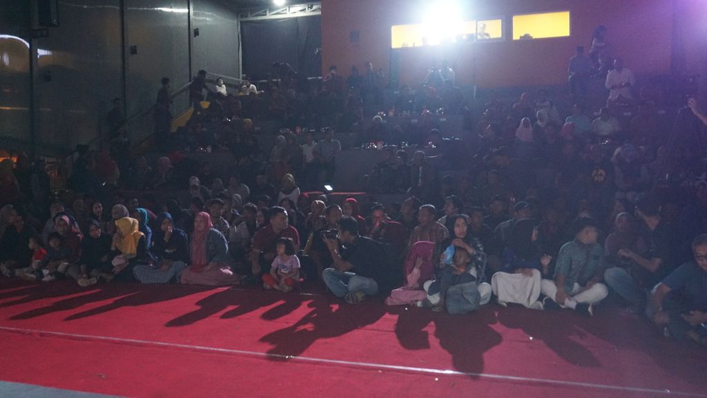 Warga antusias berkunjung ke Bioskop Misbar Purbalingga yang diresmikan di Taman Usman Janatin City Park, Purbalingga, Jawa Tengah, Jumat (6/3/2020) malam.