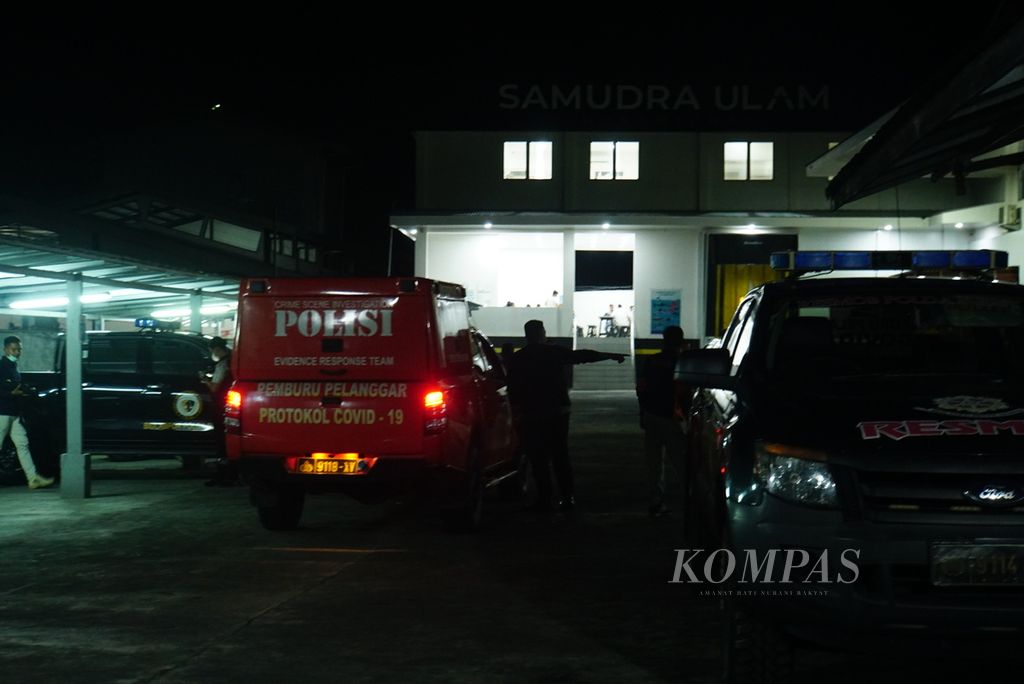 Mobil tim Bidang Laboratorium Forensik Polda Sulawesi Utara tiba di kompleks pabrik PT SUN, sebuah pabrik pengolahan tuna beku di Sagerat, Bitung, Sulawesi Utara, pada Minggu (10/9/2023) sore. 