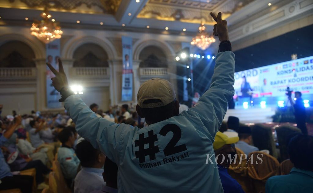 Pendukung mengikuti acara Konsolidasi dan Rapat Koordinasi Tim Kampanye Daerah Jawa Timur Calon Presiden nomor urut 2, Prabowo Subianto-Gibran Rakabuming Raka, di Empire Palace Surabaya, Minggu (10/12/2023).