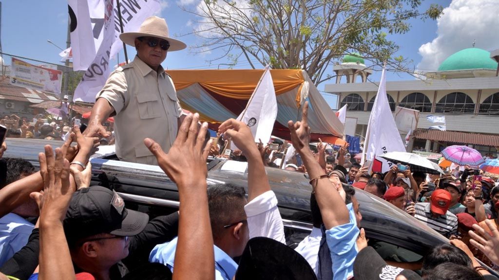 Prabowo Subianto menyapa ribuan pendukungnya saat masa kampanye Pemilu Presiden 2019, di lapangan Ketang Ternate Baru, Manado, Sulawesi Utara, Minggu (24/3/2019). 