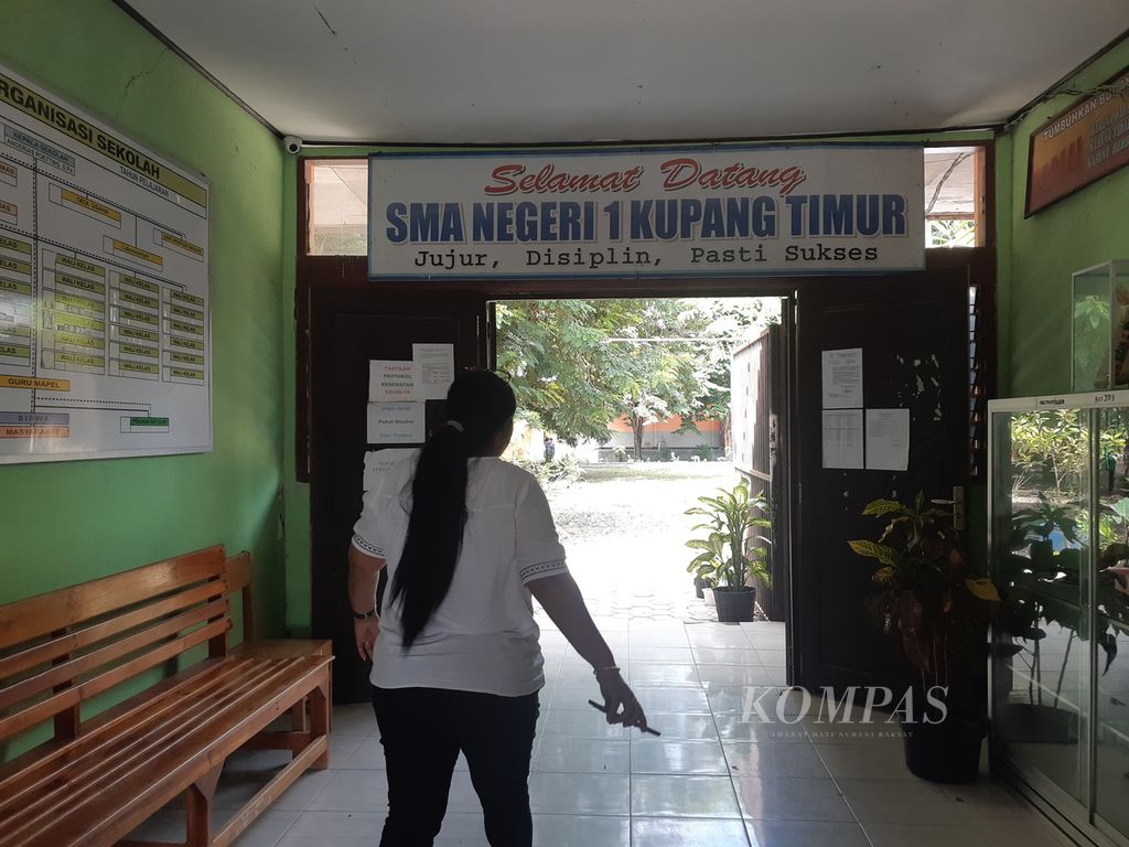 Guru bersiap masuk kelas di SMA Negeri 1 Kupang Timur, Kabupaten Kupang, Nusa Tenggara Timur, Rabu (23/11/2022). 
