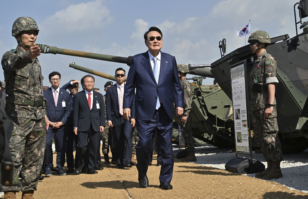 Presiden Korea Selatan Yoon Suk Yeol (tengah) meninjau kendaraan militer setelah latihan militer bersama antara Korea Selatan dan Amerika Serikat di Seungjin Fire Training Field di Pocheon, Korea Selatan, Kamis (15/6/2023). 