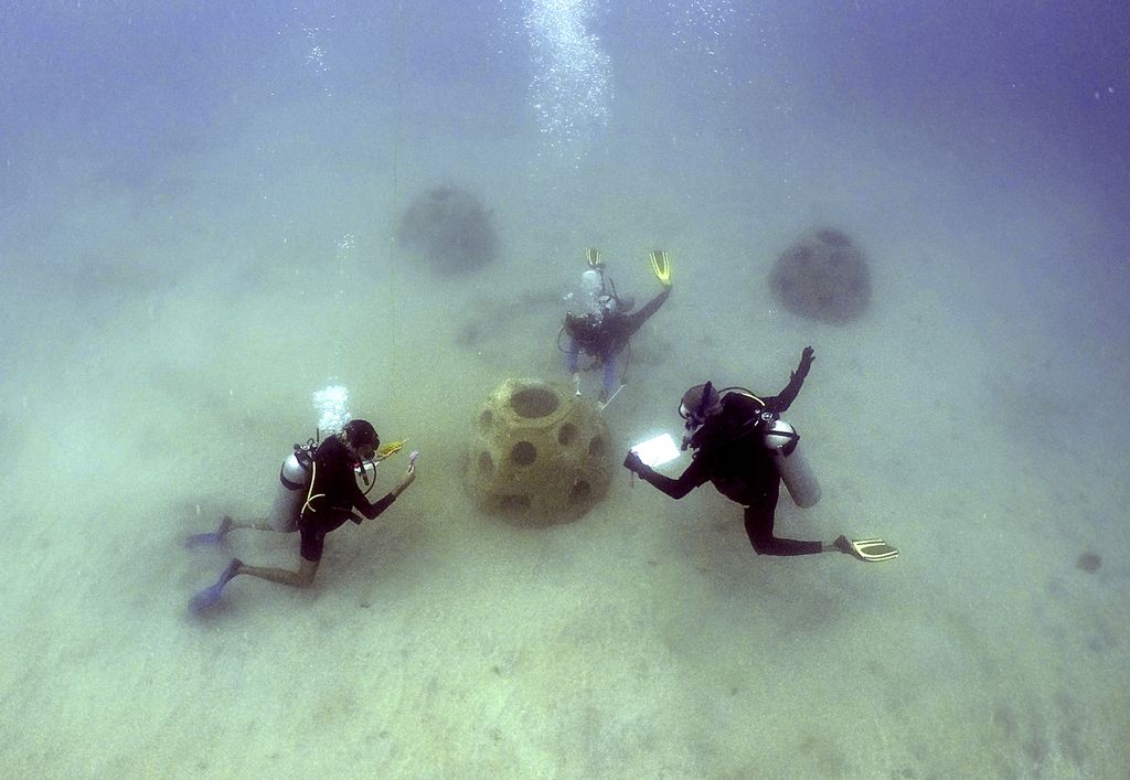 Anggota yayasan Reef2Reef dan seorang mahasiswa biologi kelautan memeriksa pembibitan karang yang terletak di Playa Huerta, Portobelo, Provinsi Colon, Panama, Sabtu (10/4/2021). 