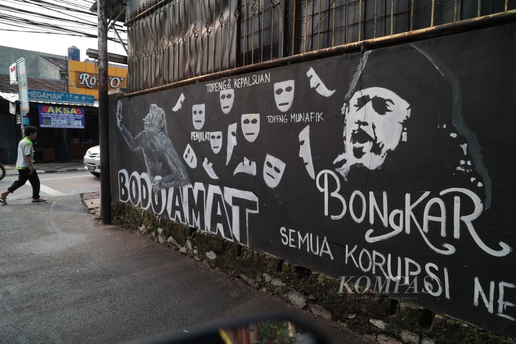 A mural of public support for the steps taken by the government and law enforcement examines the unusual wealth of state officials in the Bintaro area, Jakarta, Friday (10/3/2023).