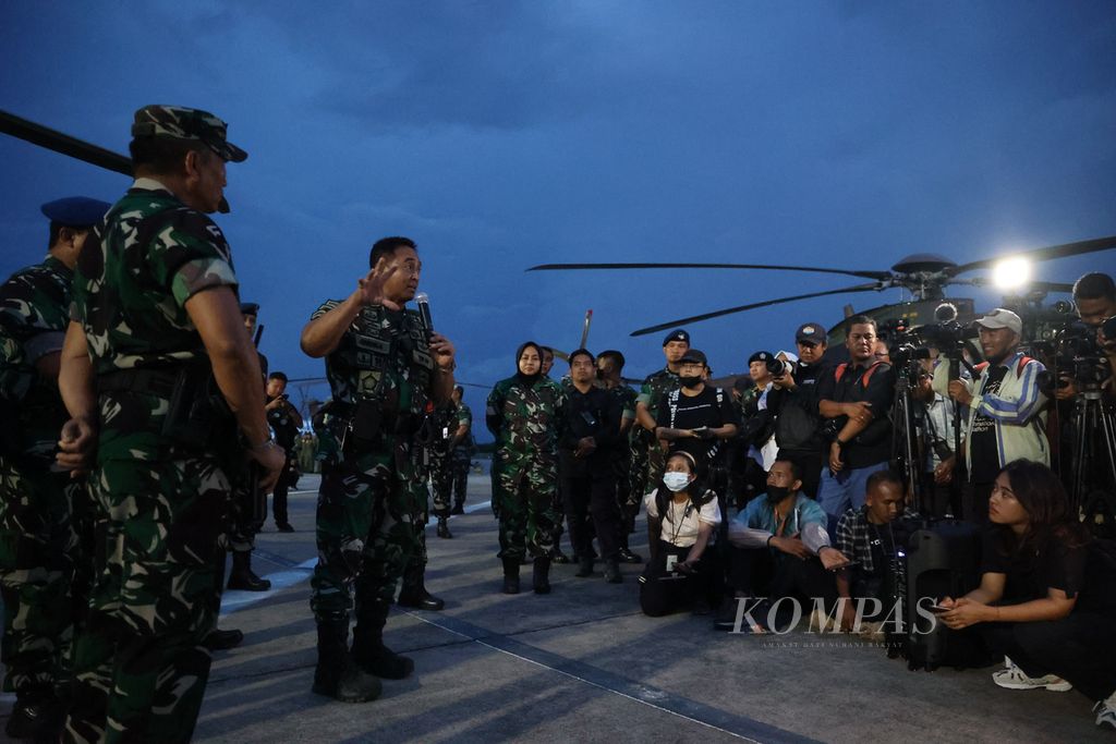 Panglima TNI Jenderal TNI Andika Perkasa memberi keterangan kepada pers seusai meninjau persiapan sejumlah alusista pertahanan udara untuk pengamanan KTT G20 di Base Ops Pangkalan TNI Angkatan Udara I Gusti Ngurah Rai, Bali, Senin (7/11/2022). TNI mengerahkan antara lain dua pesawat tempur F16, dua pesawat tempur Sukhoi 27, dua pesawat tempur Sukhoi 30, serta 13 helikopter, untuk mengamankan KTT G20.