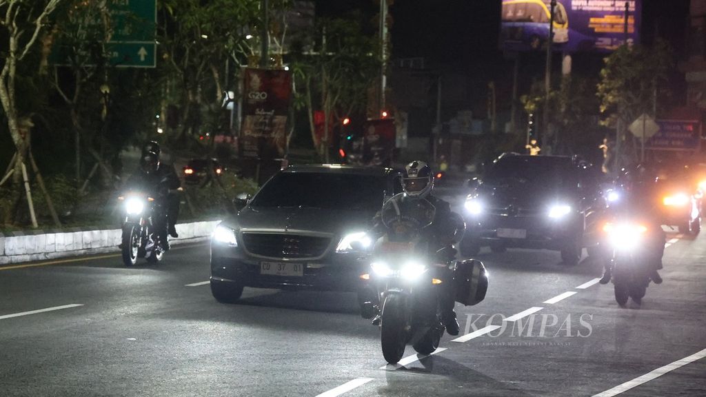 Russian Foreign Minister Sergey Lavrov's entourage passes in the Nusa Dua area, Bali, on Sunday (11/13/2022). Delegations from various countries began to arrive in Bali to attend the summit of the G20 Summit. 