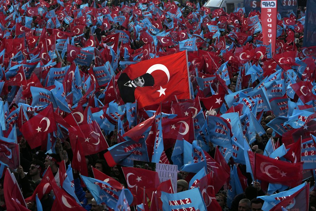 Ribuan pendukung partai CHP mengibarkan bendera nasional Turki dan bendera CHP saat kampanye kandidat presiden yang didukung partai itu, Kemal Kilicdaroglu di Istanbul, Turki pada Sabtu (6/5/2023).
