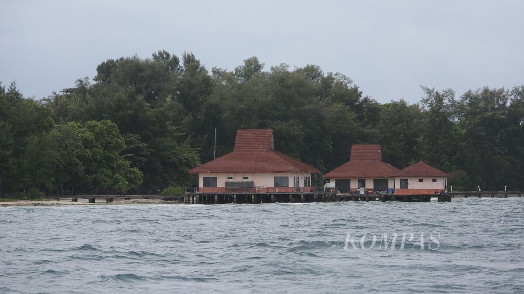 Suasana di Pulau Sebaru Kecil, Kepulauan Seribu, dipotret dari atas Kapal Tunas Wisesa 08 milik PT Artha Graha, Sabtu (29/2/2020). 