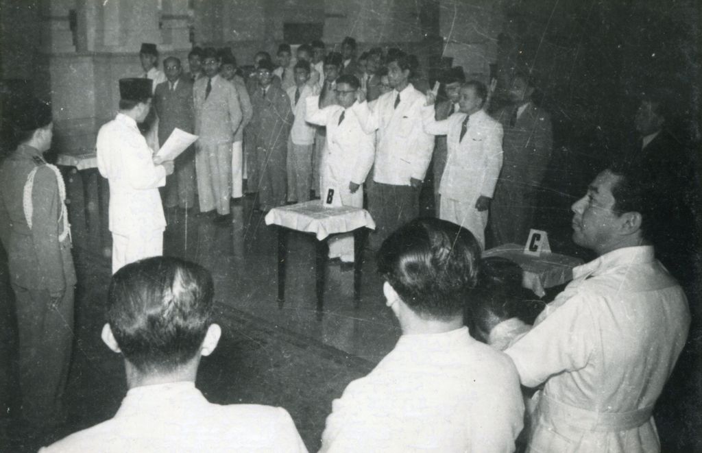Upacara pelantikan anggota-anggota senat bertempat di Istana Merdeka pada tanggal 16 Februari 1950.