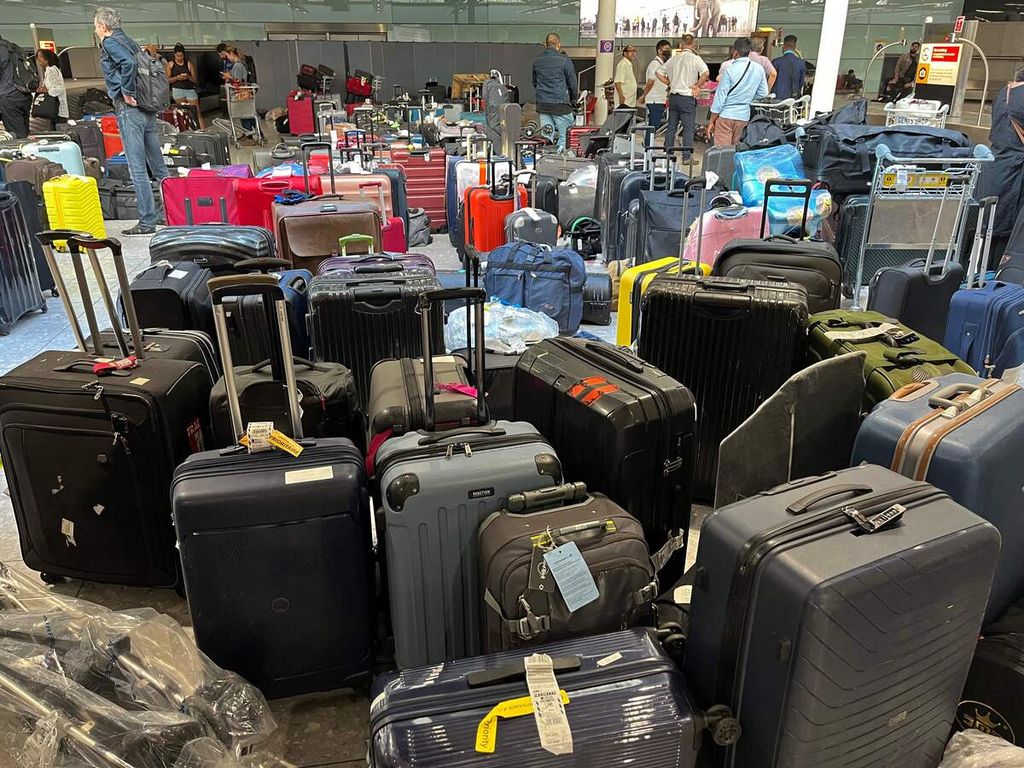 Koper-koper calon penumpang  di Terminal 3 Bandara Heathrow di London, Jumat (8/7/2022). 