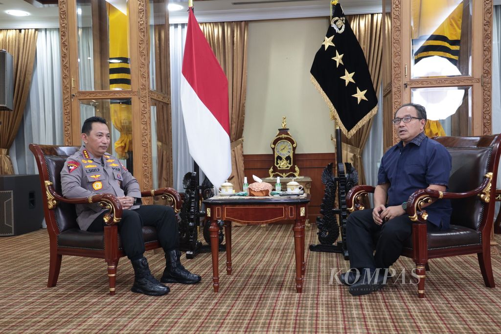 Kepala Kepolisian Negara RI Jenderal (Pol) Listyo Sigit Prabowo (kiri) diwawancarai oleh Wakil Pemimpin Umum Kompas Budiman Tanuredjo, di Mabes Polri, Jakarta, Jumat (30/6/2023) malam.