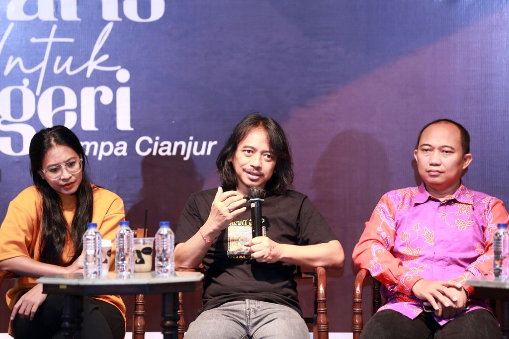 Guitarist Dewa Budjana (center) speaks at a press conference before the Guitarist Charity Concert for the Nation: Cianjur Earthquake Donation at Bentara Budaya Jakarta, Jakarta, Monday (05/12/2022).