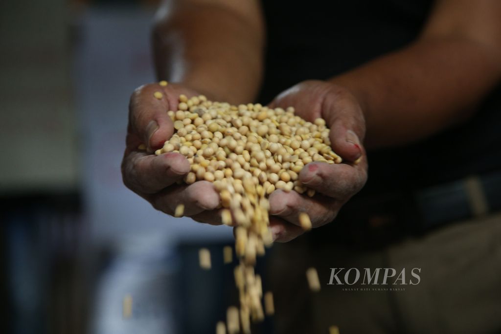 Para perajin tempe di sentra produksi di Kelurahan Tugu, Cimanggis, Depok, Jawa Barat, melakukan mogok produksi, Senin (21/2/2022). 