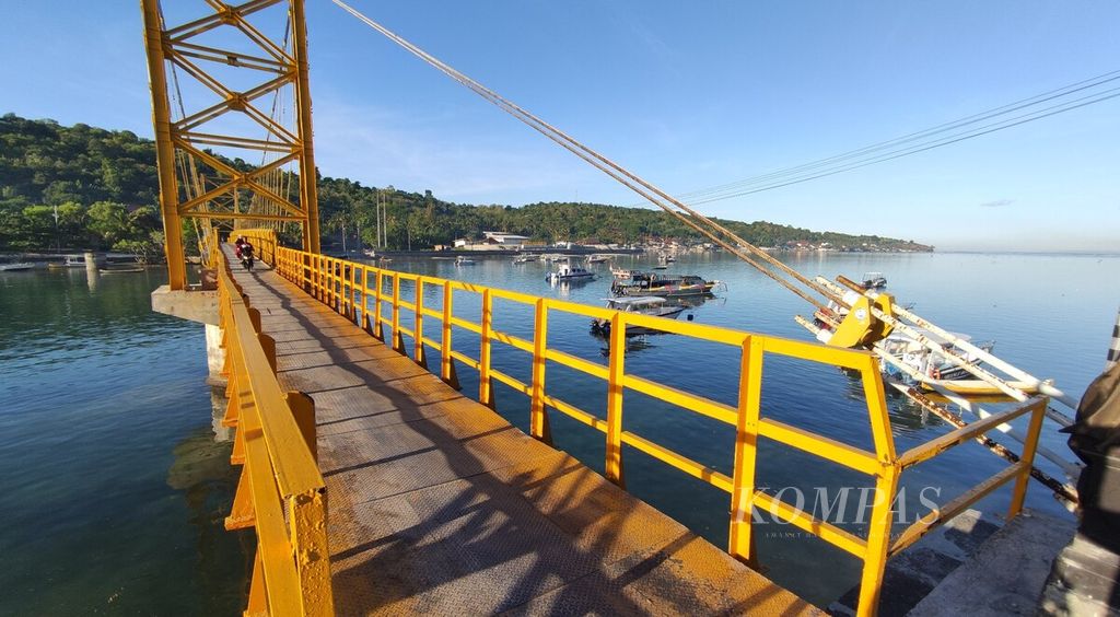 Jembatan Kuning menjadi akses penting dalam mobilitas warga di Nusa Lembongan dan Nusa Ceningan, Kecamatan Nusa Penida, Kabupaten Klungkung. Jembatan penghubung antarpulau di Nusa Penida itu saat diabadikan pada Jumat (8/7/2022). 