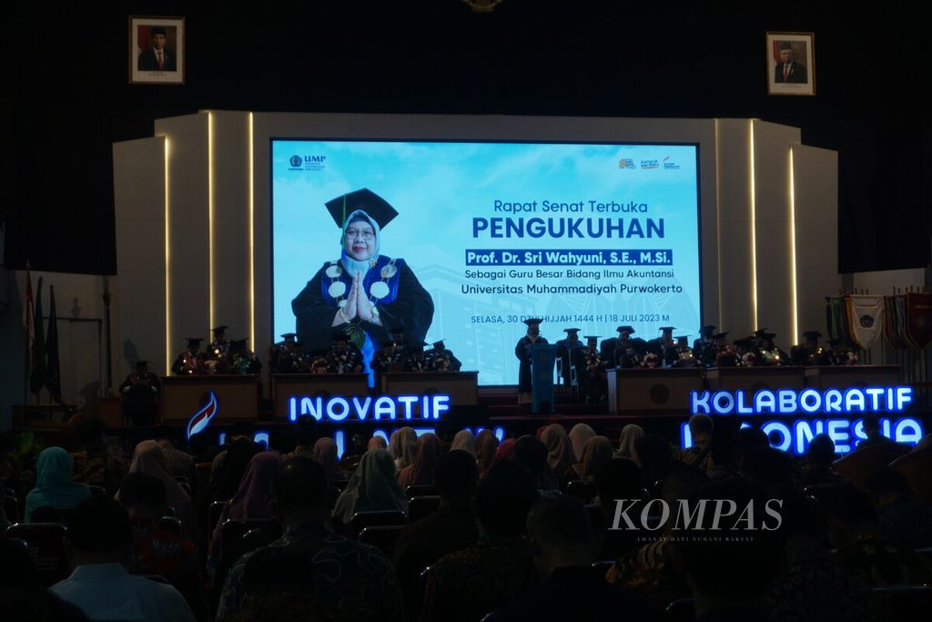 Profesor Sri Wahyuni menyampaikan pidato pengukuhan guru besar di Universitas Muhammadiyah Purwokerto, Banyumas, Jawa Tengah, Selasa (18/7/2023).