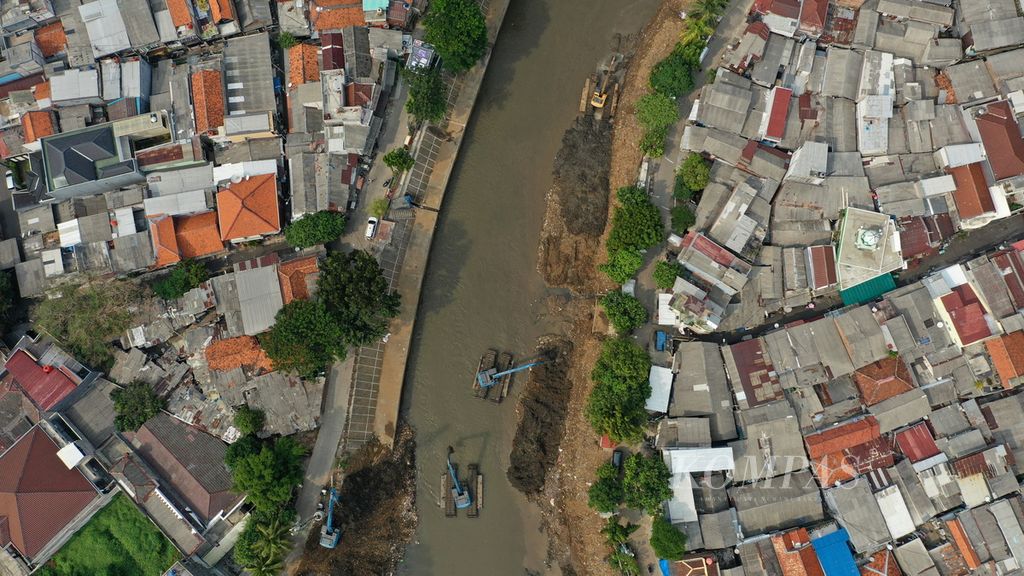 Heavy equipment from the Equipment and Supply Unit of the Jakarta Provincial Water Resources Department was used to dredge the mud in the Ciliwung River at the border of Kebon Baru Village, Tebet, South Jakarta, with Bidara Cina Village, Jatinegara, East Jakarta, on Tuesday (7/11/2023).