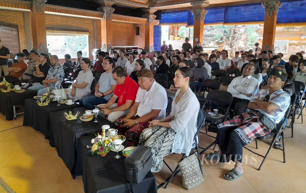 Suasana diskusi publik dengan topik "Bali Bicara Macet, Keterlibatan Masyarakat Dalam Perbaikan Mobilitas dan Pengalaman Pariwisata di Bali" di Gedung Balai Banjar Ubud Kelod, Ubud, Kabupaten Gianyar, Bali, Sabtu (24/2/2024).