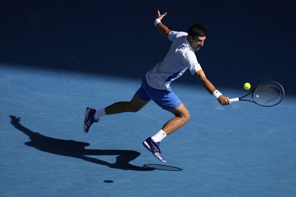 Novak Djokovic saat bertanding pada semifinal Australia Terbuka melawan Jannik Sinner di Melbourne Park, Melbourne, Australia, 26 Januari 2024. 