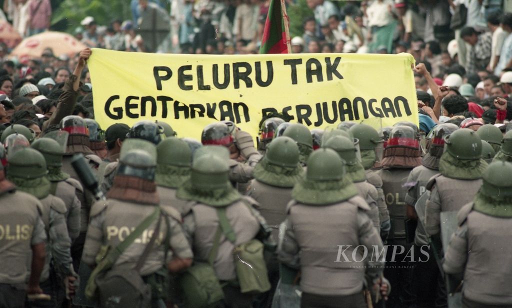 Riot at Gadjah Mada University, Yogyakarta, Friday (15/5/1998). Students and the public asked for government reform.