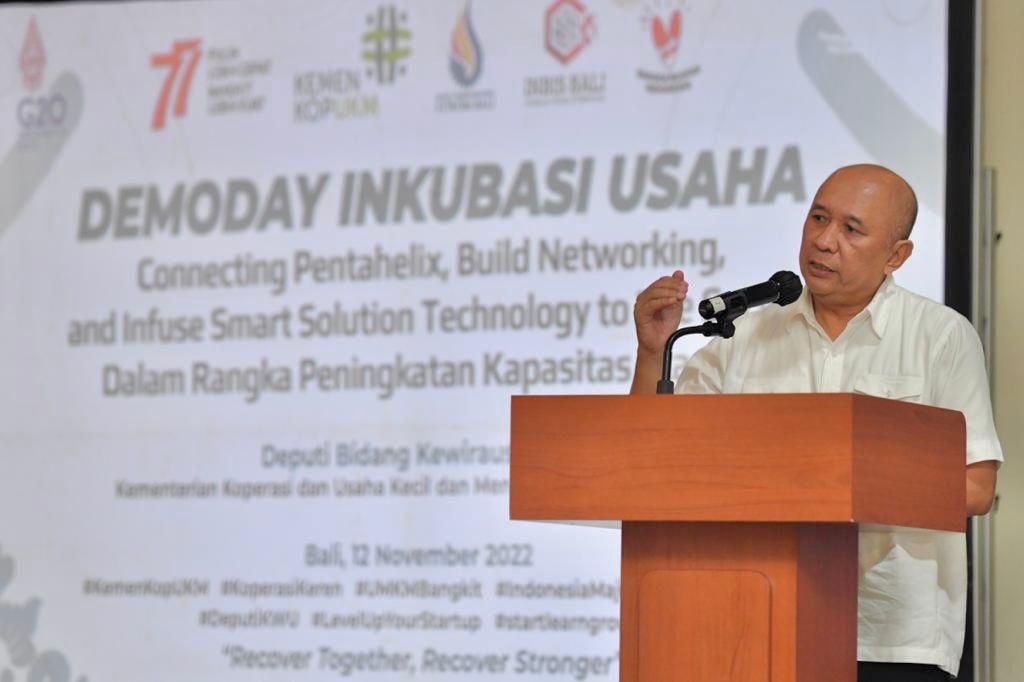 Menteri Koperasi dan UKM Teten Masduki dalam acara Demoday Inkubasi Usaha bertajuk “Connecting Pentahelix, Build Networking, dan Infuse Smart Solution Technology to The Society” di Denpasar, Bali, Sabtu (12/11/2022). 