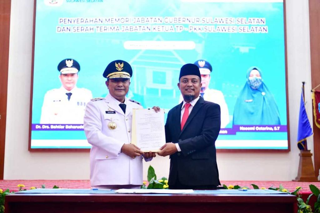 Serah terima jabatan Gubernur Sulawesi Selatan berlangsung di Makassar, Rabu (6/9/2023). Dirjen Politik dan Pemerintahan Umum Kemendagri Bahtiar Baharuddin menjadi Penjabat Gubernur Sulsel menggantikan A Sudirman Sulaiman yang berakhir masa jabatannya.