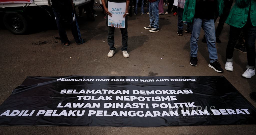 Spanduk yang digelar saat aksi untuk menyambut Peringatan Hari Hak Asasi Manusia (HAM) Sedunia dan Hari Antikorupsi Sedunia di depan Silang Monas, Jakarta, Kamis (7/12/2023). 