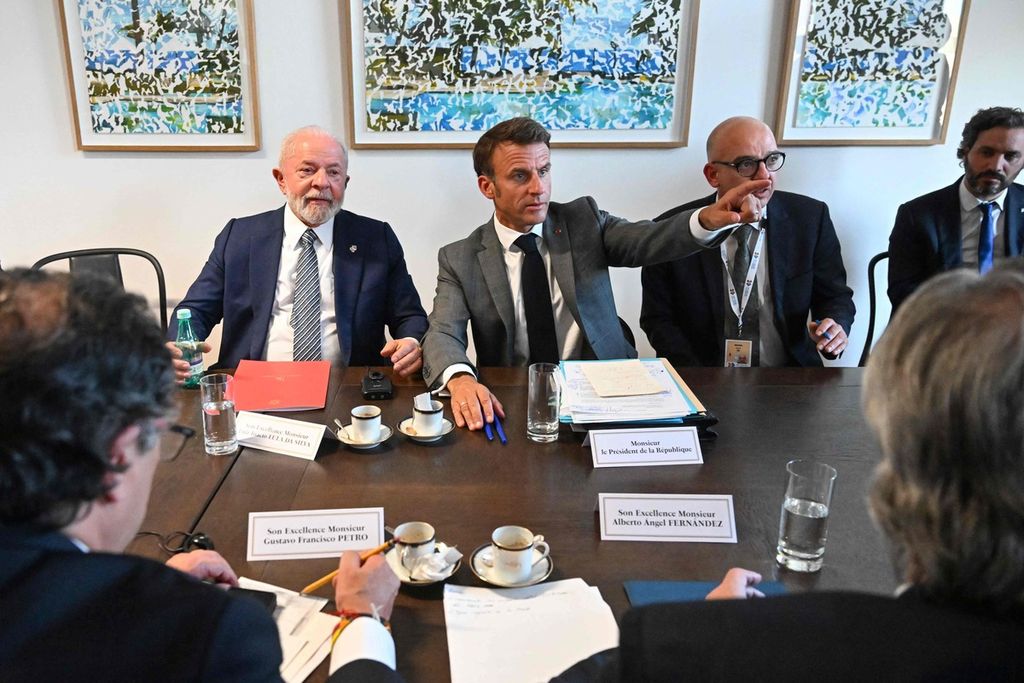 Presiden Brasil Luiz Inacio Lula da Silva (tengah, kiri), Presiden Perancis Emmanuel Macron (tengah), Presiden Kolombia Gustavo Petro (kiri), dan Presiden Argentina Alberto Fernandez (kanan) dalam pertemuan di sela KTT UE-Komunitas Amerika Latin dan Negara-negara Karibia (EU-CELAC) di Brussels, Belgia, 17 Juli 2023.  