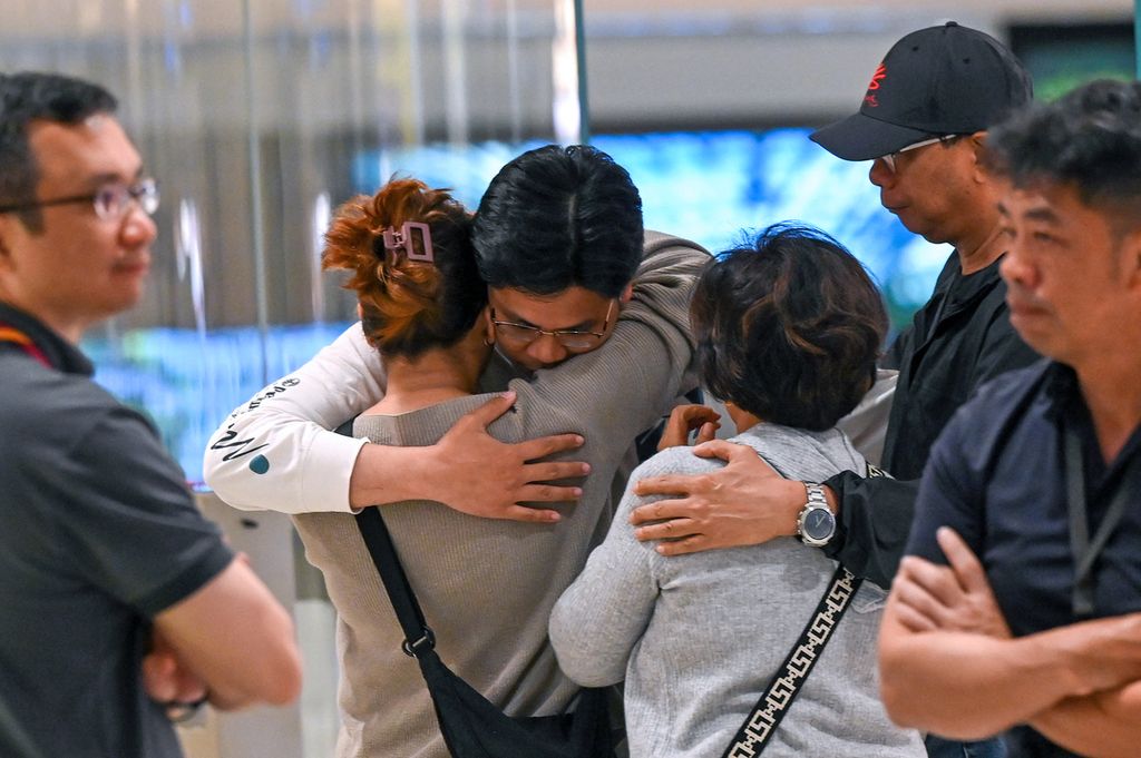 A passenger of Singapore Airlines SQ321 who had to make an emergency landing at Suvarnabhumi Airport in Bangkok, Thailand on Tuesday (21/5/2024), hugged their family after disembarking from the plane.