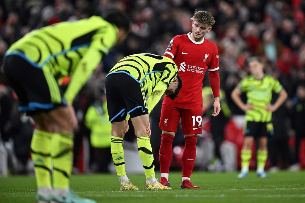 Gelandang Arsenal, Kai Havertz (kiri), seusai laga lawan Liverpool, 23 Desember 2023. 