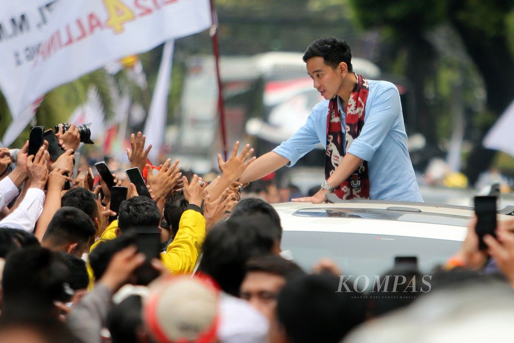 Gibran menyapa pendukungnya usai mendaftar sebagai pasangan bakal capres-cawapres bersama Prabowo pada pemilu 2024 di kantor KPU, Jakarta (25/10/2023). 