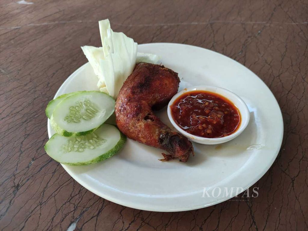  Ayam goreng dan sambal di Warung Soto Betawi Pinangsia.