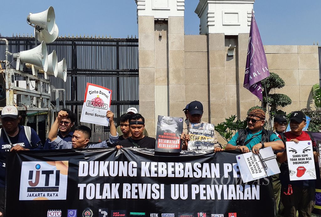 A protest atmosphere rejecting the Broadcasting Bill took place in front of the DPR building in Jakarta on Monday (27/5/2024). Similar protests were held in several cities in Indonesia.