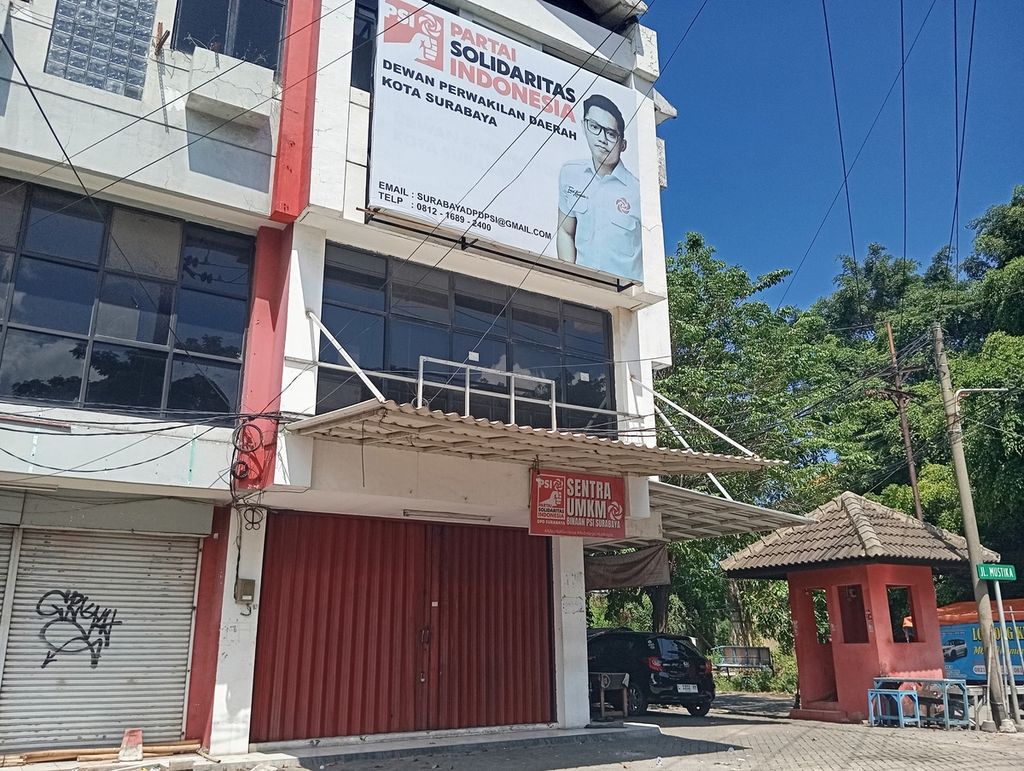 Suasana kantor DPD Partai Solidaritas Indonesia Kota Surabaya, Jawa Timur, yang belum beroperasi pada Sabtu (13/4/2024). Seorang pengurus PSI Surabaya ditahan sebagai tersangka kasus pencabulan.