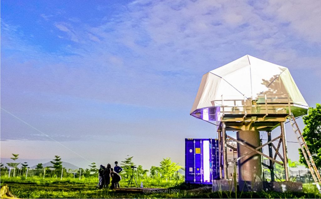 Teleskop Robotik OZT ALTS yang digunakan untuk pengamatan hilal di Institut Teknologi Sumatera, Rabu (22/3/2023). Teleskop ini memiliki refraktor triplet apokromat dengan diameter 152 mm dengan panjang fokus 1200 mm dan detektor kamera CCD monokrom berkecepatan tinggi dengan filter inframerah, dan kamera CMOS berwarna.