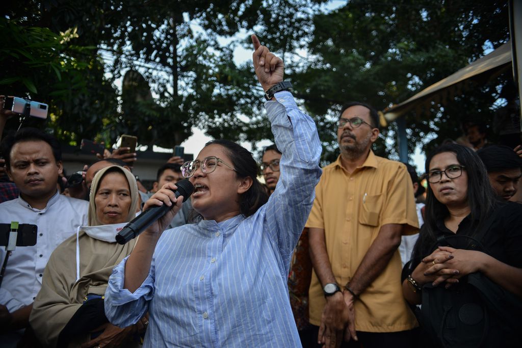 Terdakwa Koordinator Kontras Fatia Maulidiyanti berorasi di depan Pengadilan Negeri Jakarta Timur, Kamis (8/6/2023). 