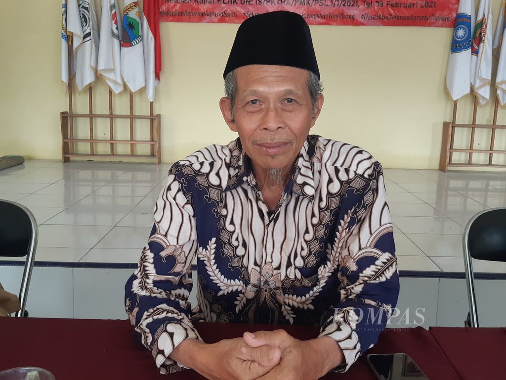 Mursidi (72), warga Desa Sumber Sari, Kecamatan Sragi, Kabupaten Lampung Selatan, Lampung, pada Selasa (9/1/2024). Desa tersebut masuk dalam kawasan hutan produksi Register 1 Way Pisang.