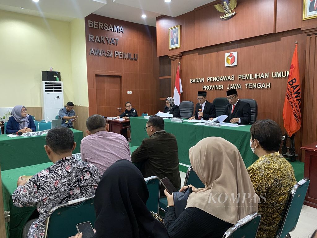 Suasana sidang pemeriksaan dugaan pelanggaran administrasi pemilu di kantor Badan Pengawas Pemilu Jawa Tengah, Selasa (20/2/2024).